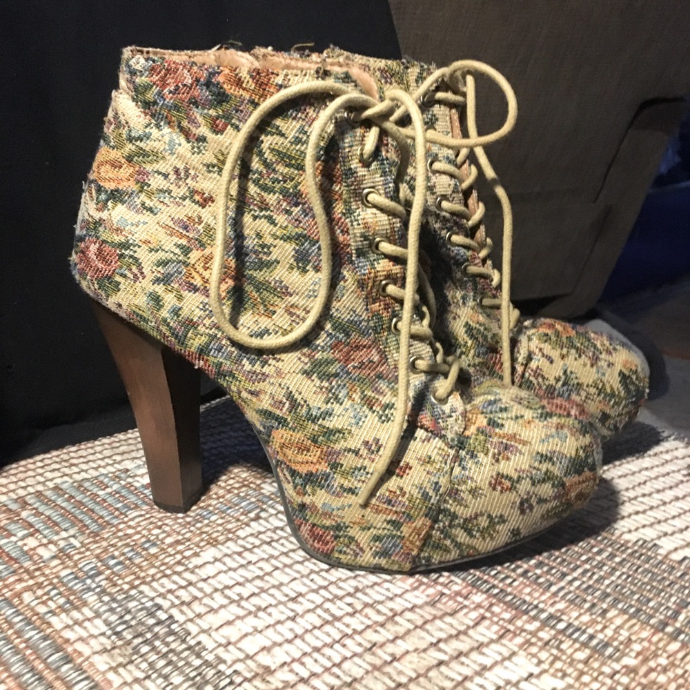 Charlotte Russe Tapestry Pumps Size 8